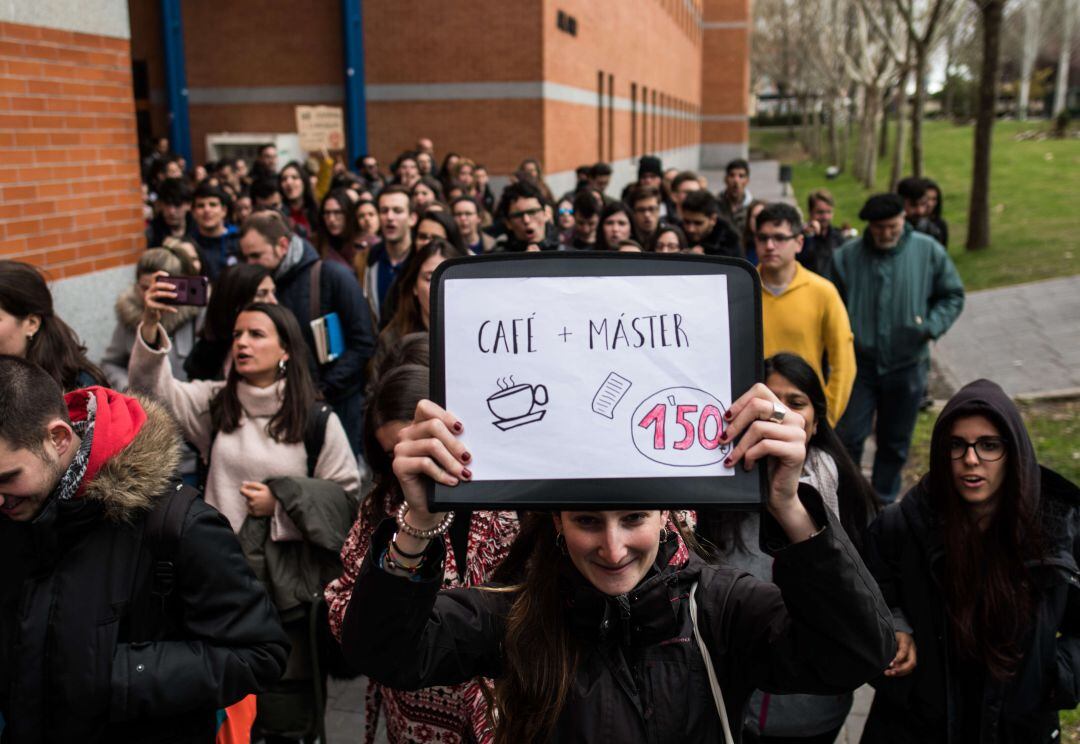 Estudiantes se manifiestan en la universidad Rey Juan Carlos, en Madrid. 