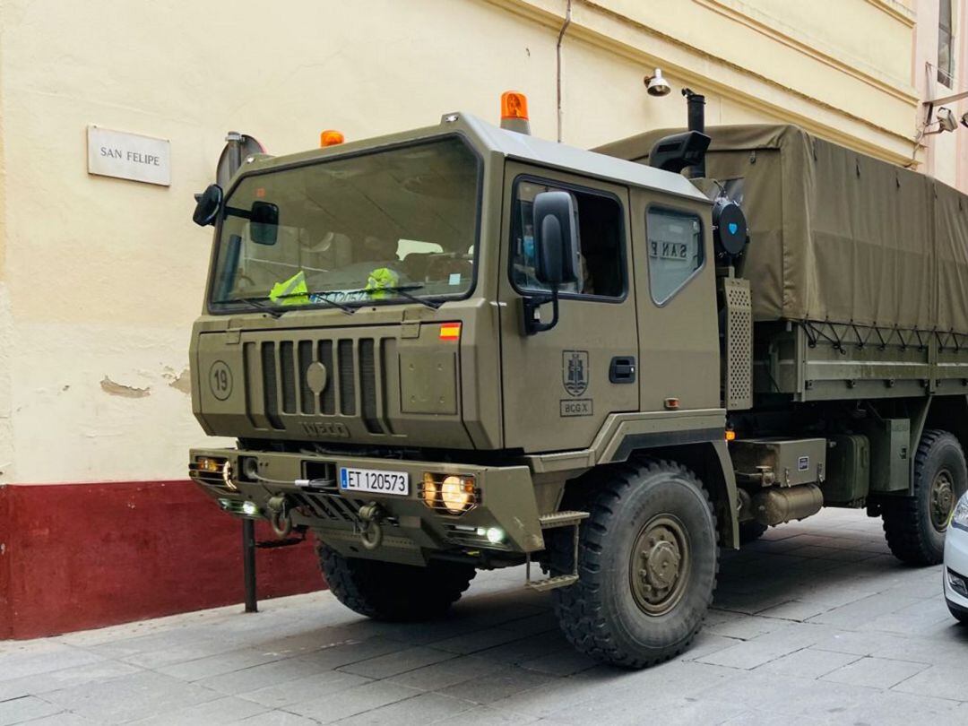 Camión de la BRIX pasando por la Calle San Felipe, en el centro de Córdoba