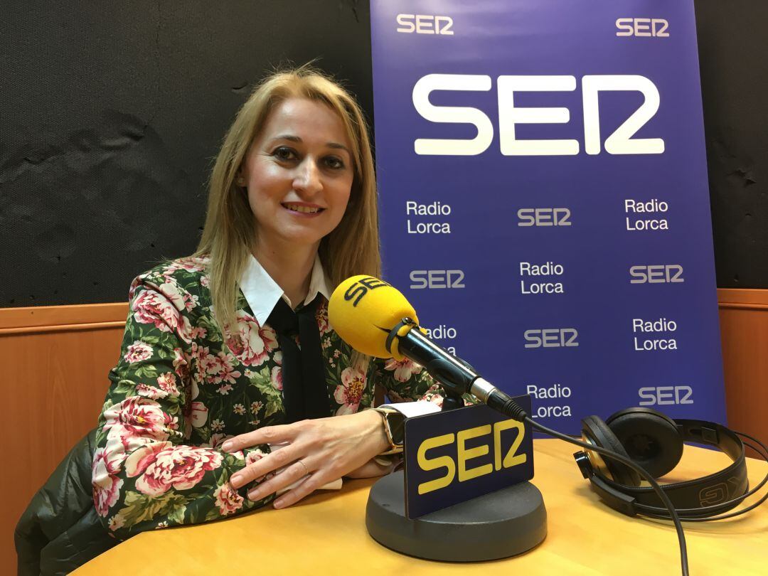 Mariola Guevara en los estudios de Radio Lorca.