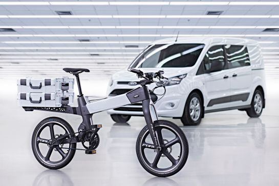 La bicicleta eléctrica de Ford destinada al reparto se guarda en sus furgonetas de gama profesional