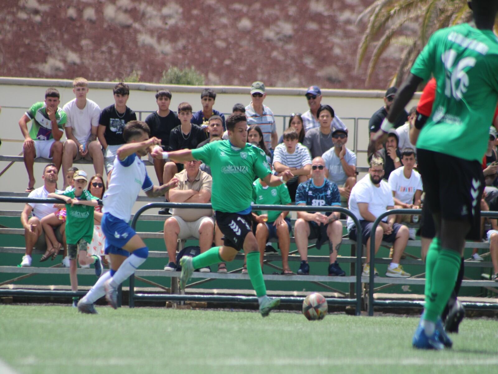 Una de las jugadas del partido entre el Unión Sur Yaiza y el Tenerife B.