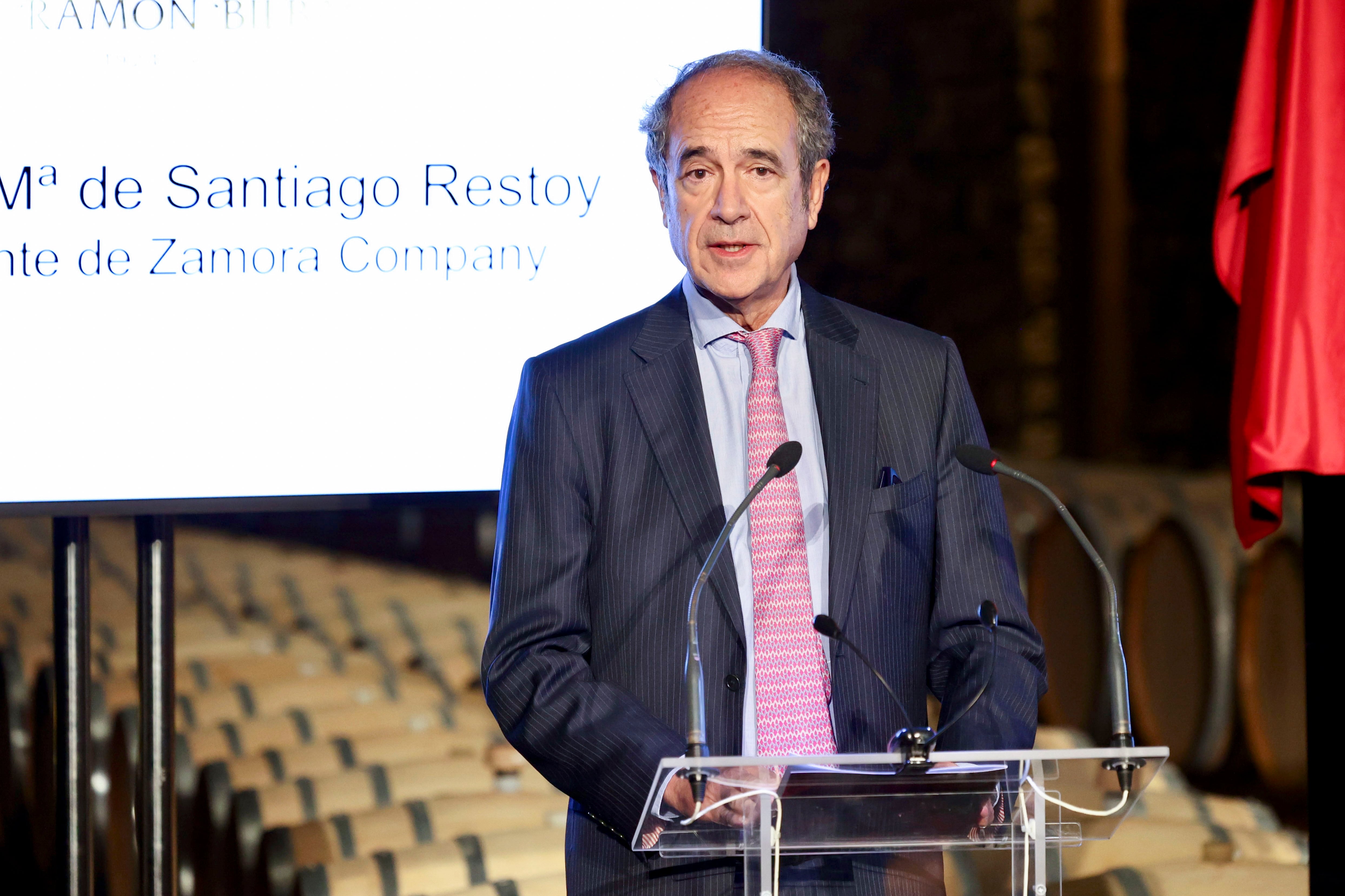 HARO (LA RIOJA), 24/10/2024.- El presidente de Zamora Company, José María De Santiago, en su discurso en el acto institucional de conmemoración del centenario de Bodegas Ramón Bilbao, integrada en el grupo Zamora Company, este jueves en Bodegas Ramón Bilbao. -EFE/ Raquel Manzanares
