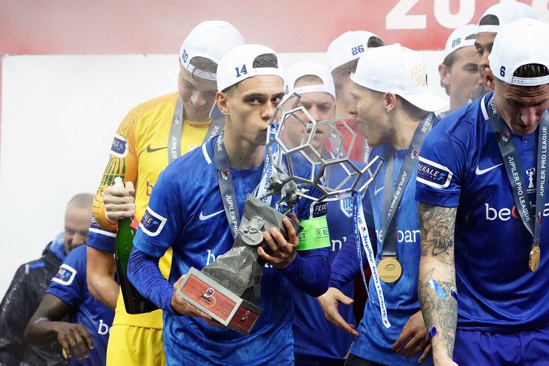 Leandro Trossard celebra la liga conseguida por el Genk