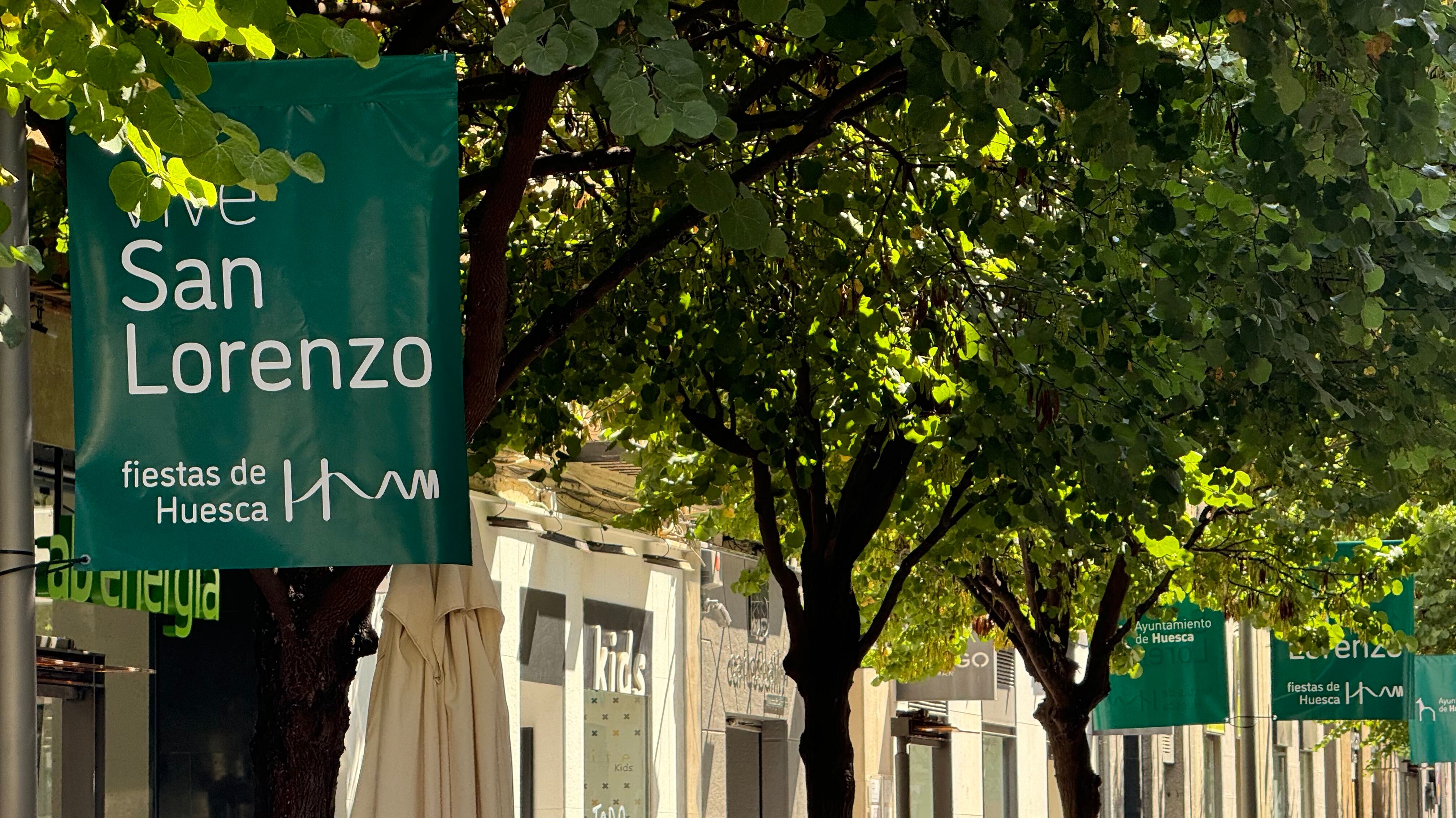 Banderolas engalan las calles de Huesca