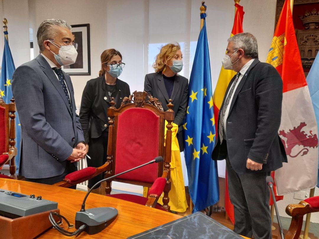 Los representantes, en el salón de plenos