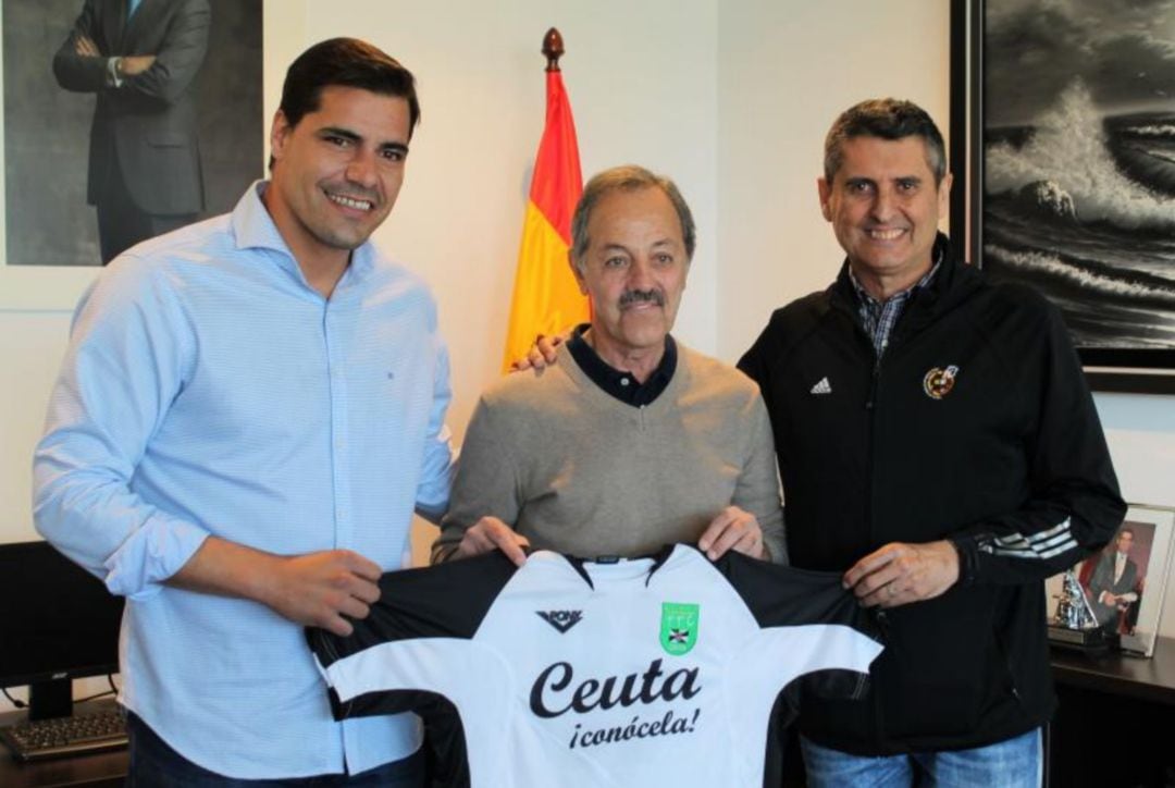 Carlos Orúe, junto al presidente de la Federación Ceutí de fútbol y el director deportivo