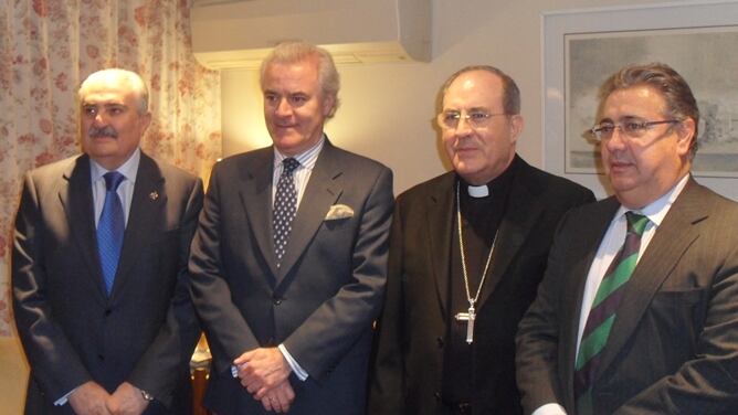 De izquierda a derecha, Carlos Bourrellier, presidente del Consejo; Francisco Berjano, pregonero de la Semana Santa 2014; el arzobispo de Sevilla, Juan José Asenjo Pelegrina; y el alcalde de la ciudad, Juan Ignacio Zoido.