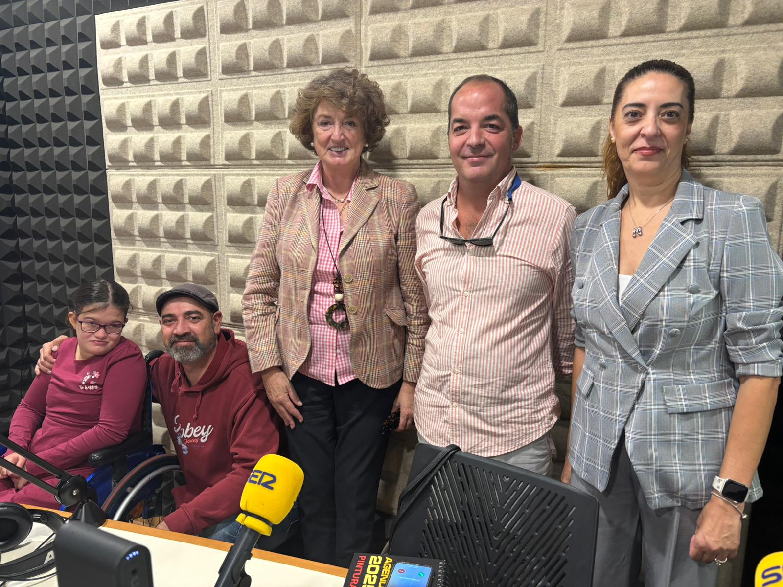 Miembros de la Asociación de Empresarios de Morón y Aphne visitan Radio Morón