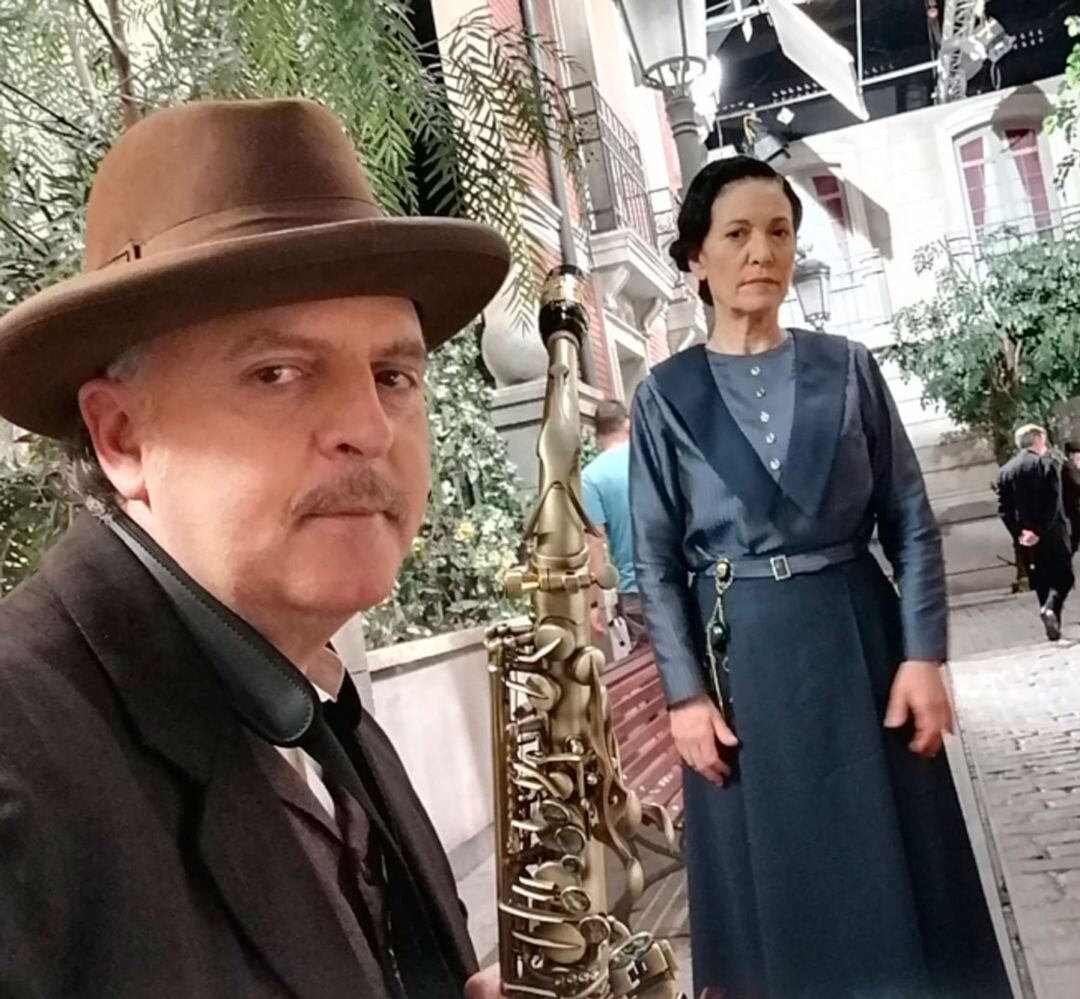 El músico alcoyano junto a su inseparable saxo y caracterizado para el personaje de la serie