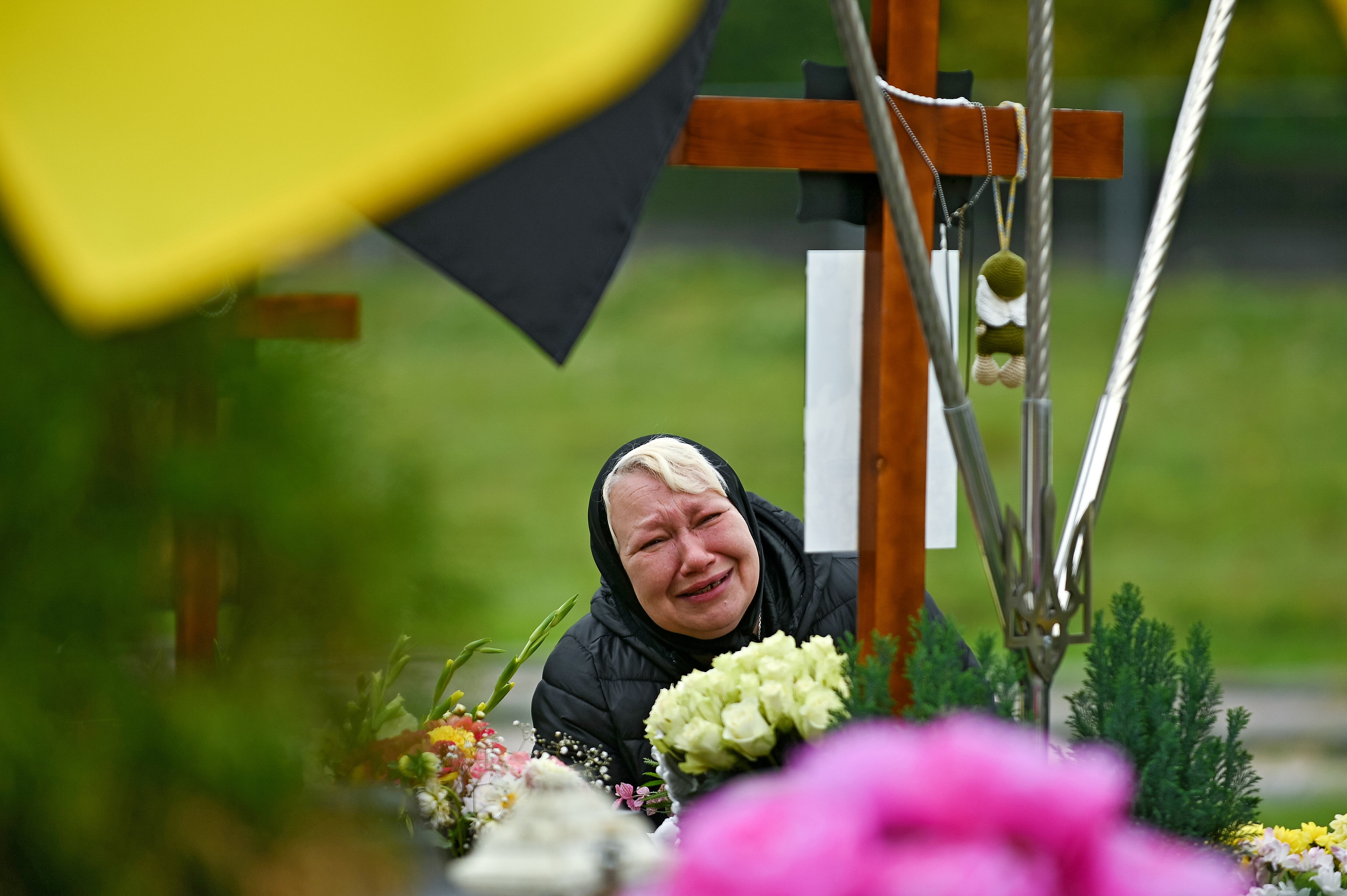 Una mujer llora ante la tumba de un soldado en el cementerio de Lychakiv (Ucrania)