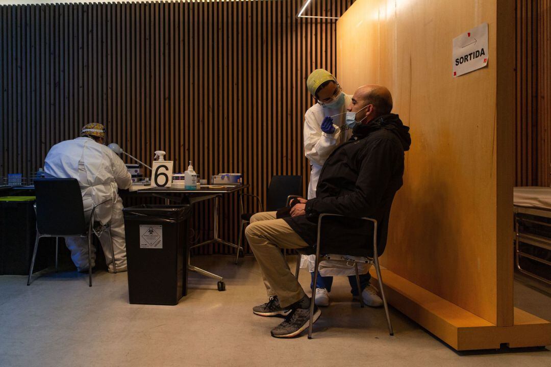 Profesionales sanitarios realizan test antígenos masivos de detección de la COVID-19 