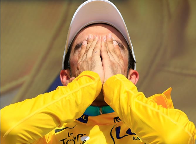 Contador llora mientras le colocan el &#039;Maillot&#039; amarillo como líder del Tour de Francia