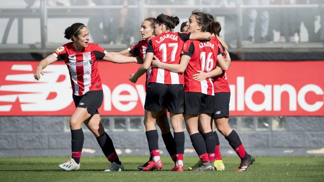 Las jugadoras del Athletic Club celebran un gol en el derbi disputado contra la Real Sociedad en Lezama