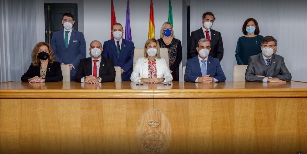 Ana Maria Jaúregui, decana del Colegio Oficial de Graduados e Ingenieros Técnicos Industriales de Sevilla con su equipo