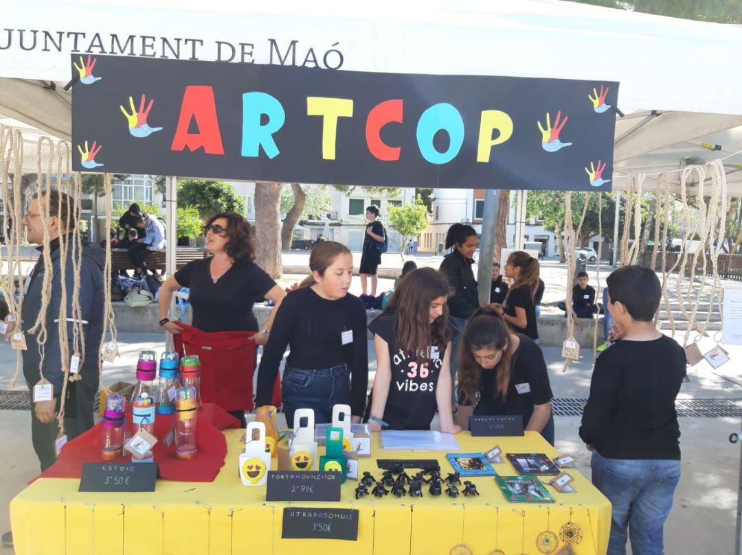 Els estudiants venien els seus productes per a finançar una ONG i activitats escolars.