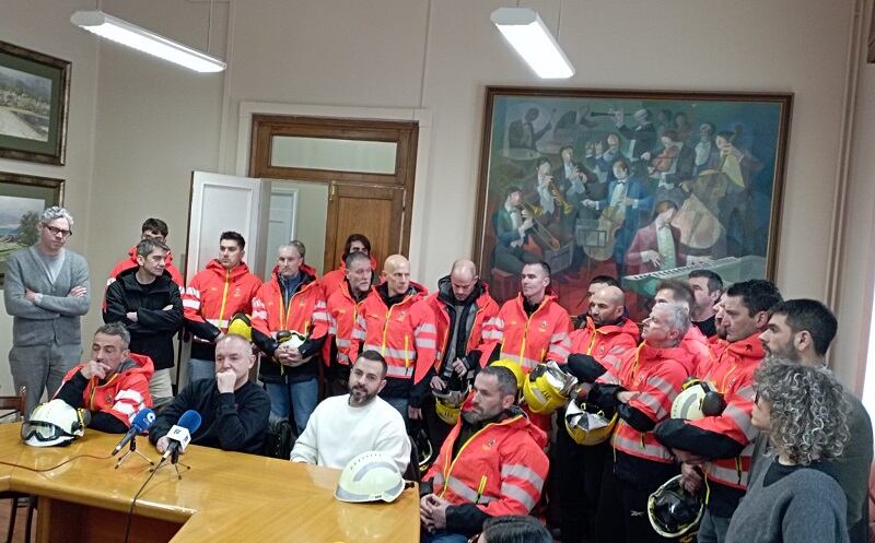 Rueda de prensa de los bomberos de Ferrol y representantes de la oposición. Foto/FeC