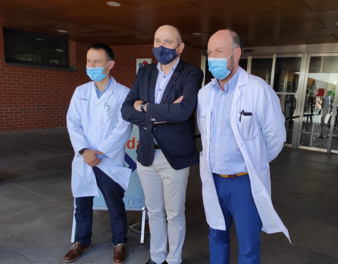 Francisco José García, delegado de Sanidad, en el centro junto al gerente del área integrada de Ciudad Real, Alberto Jara en la puerta de Consultas Externas