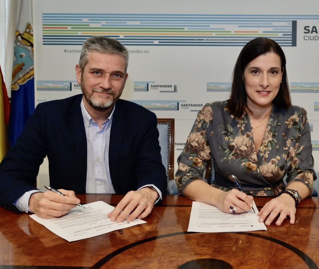 La alcaldesa de Santander, Gema Igual (PP), y Javier Ceruti, portavoz de Cs en el Ayuntamiento.