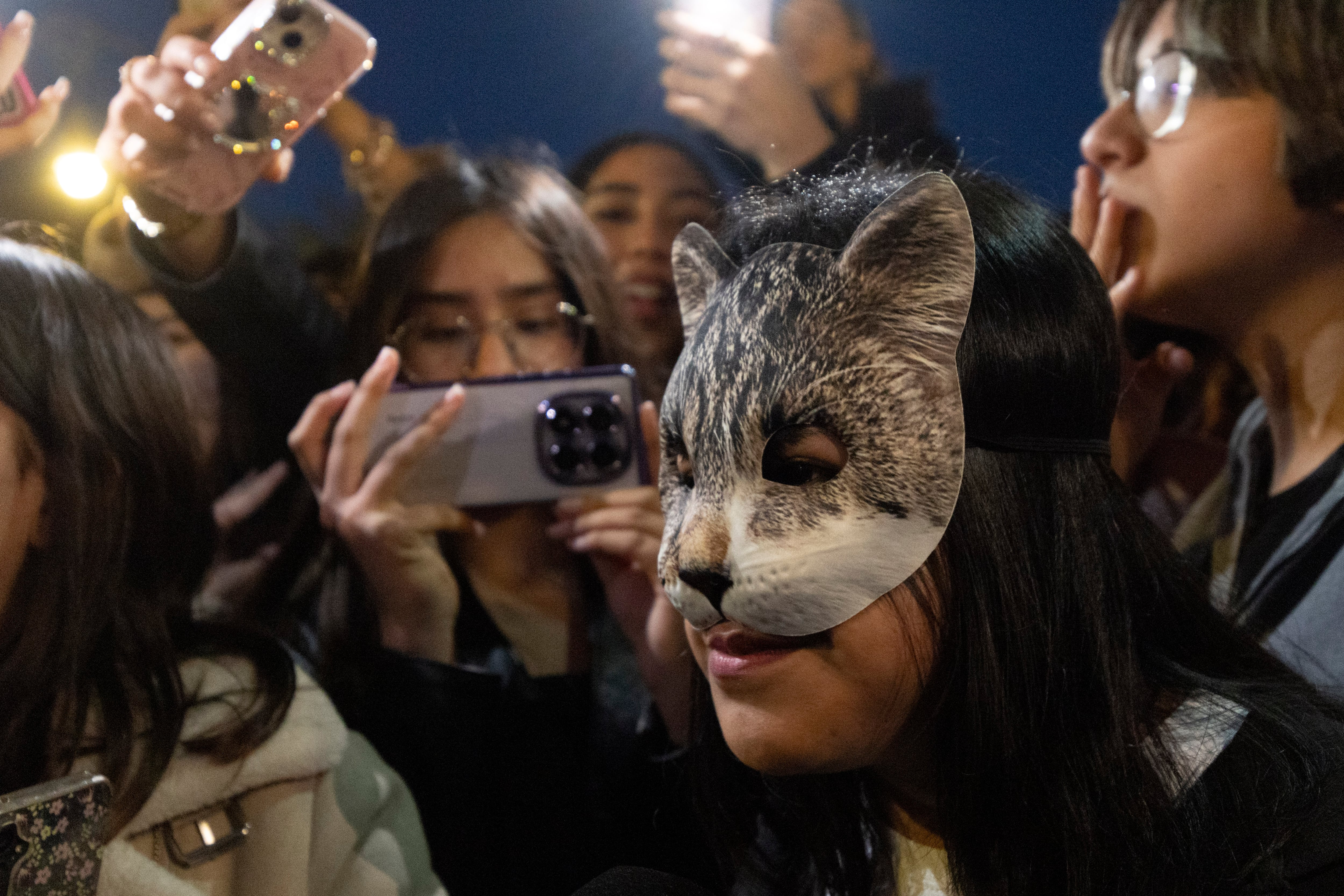 BARCELONA, 21/02/2026.- Una adolescente que se siente gata este sábado cuando centenares de jóvenes se han congregado a la espectativa de la concentración de therians que estaba prevista en Barcelona. EFE/ Marta Pérez