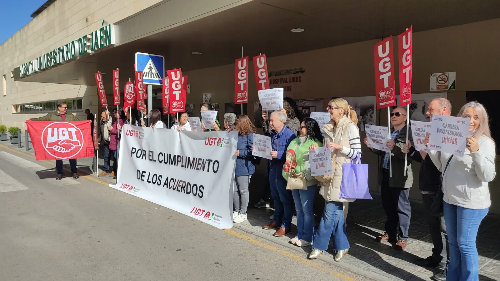 Concentración a las puertas del Hospital de Jaén para exigir el cumplimiento de la carrera profesional por parte de la Junta de Andalucía