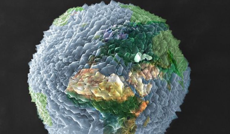 La imagen &#039;Mundo sostenible&#039; de Ruth Sánchez Hernández y Antonio Tomás López ha sido la ganadora de Fotciencia13 en la categoría Micro, se trata de un cristal de zeolita  