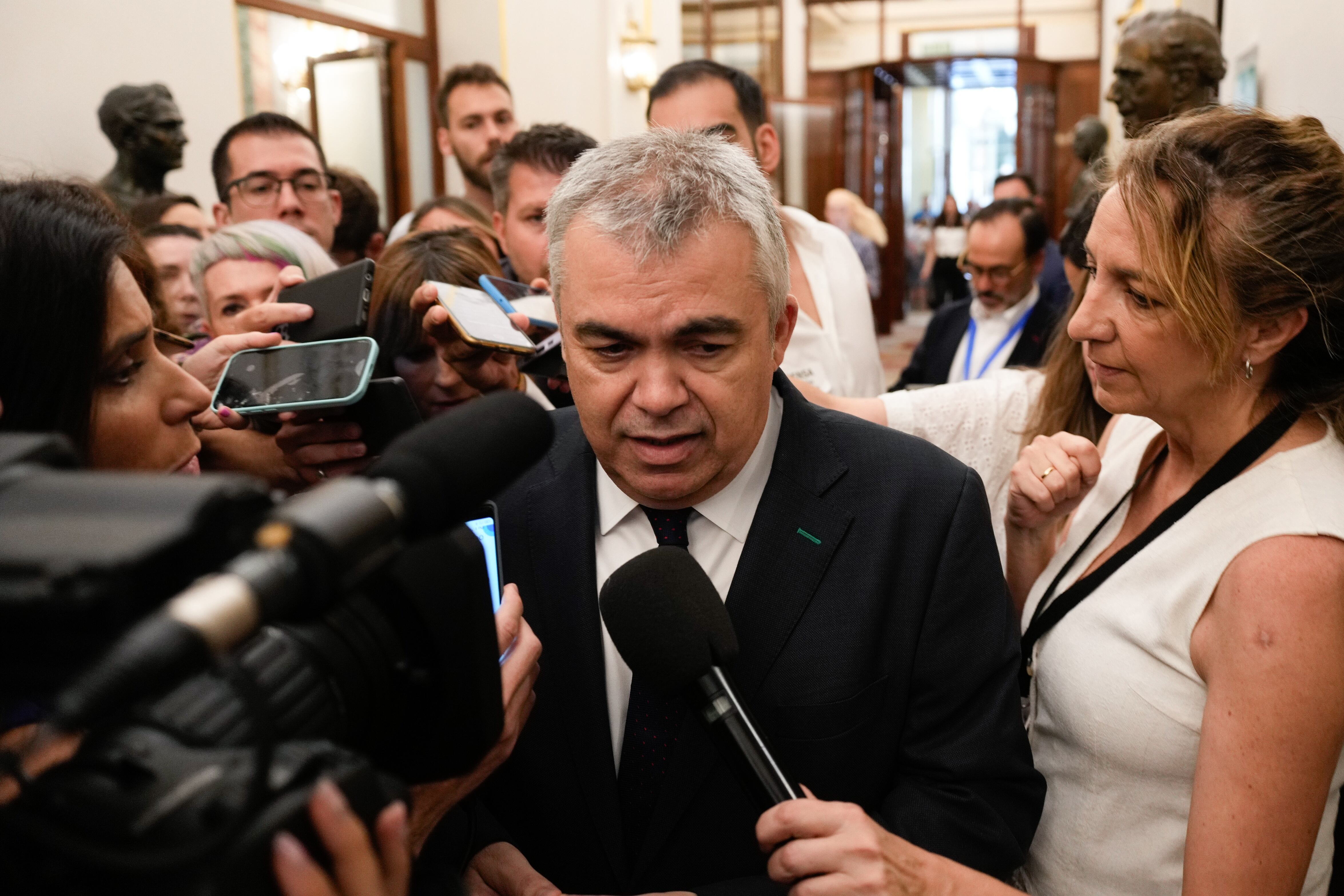 El diputado socialista Santos Cerdán (c) atiende a los medios a su llegada al Congreso.