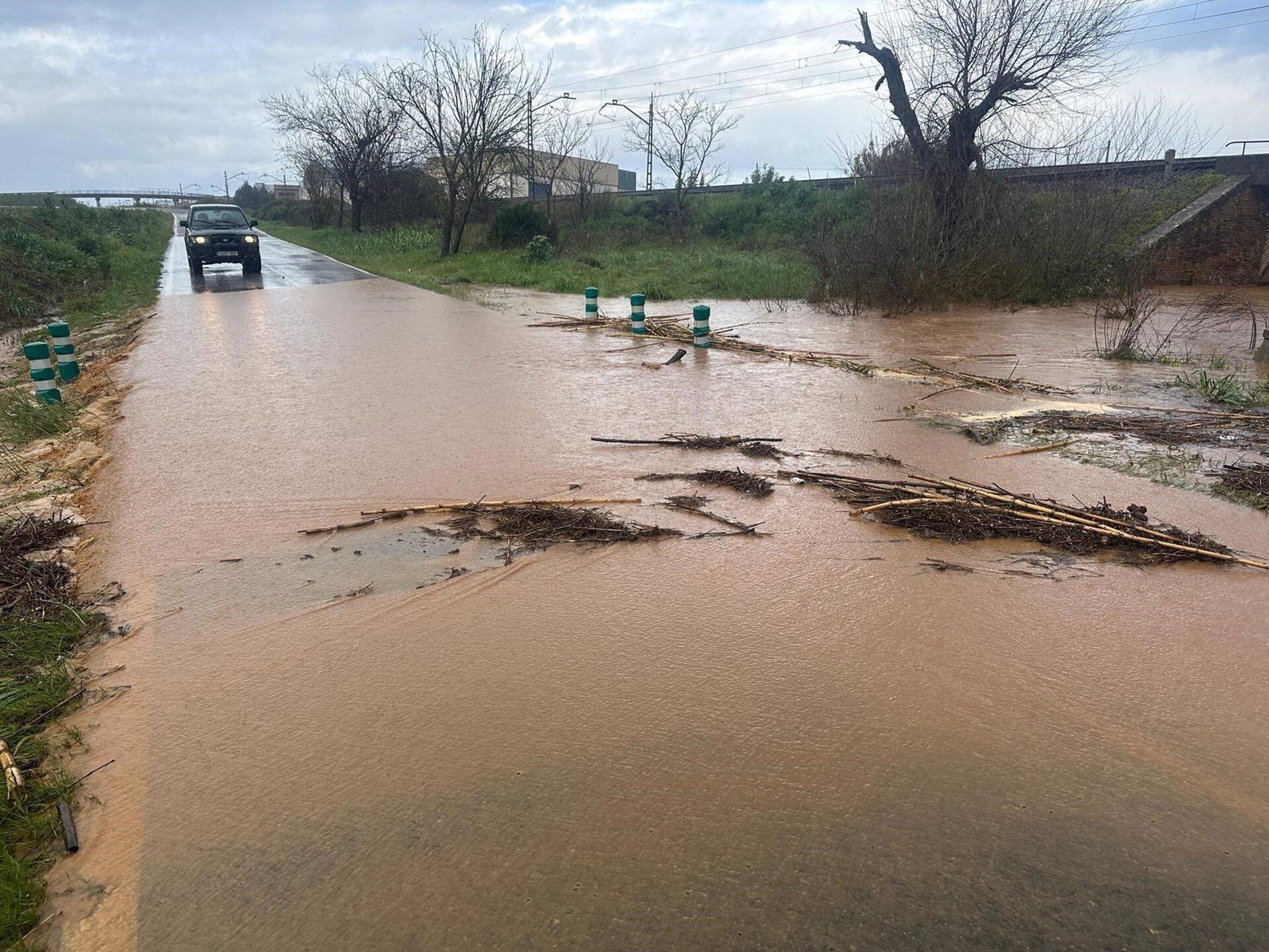 Imagen del arroyo Hondo a su paso por Lora este jueves/Ayuntamiento de Lora del Río
El Ayuntamiento de Lora del Río (Sevilla), gobernado por el popular Antonio Enamorado, ha informado este jueves, jornada de aviso meteorológico amarillo por fuertes precipitaciones en la provincia, de que se ha procedido al corte de tráfico de la antigua carretera de Alcolea de acceso al Polígono Industrial Matallana, por el desbordamiento del arroyo Jondo.
POLITICA
AYUNTAMIENTO DE LORA DEL RÍO