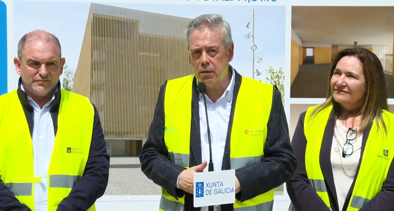 El conselleiro de Sanidade, Antonio Gómez Caamaño, presentando el CIS Olimpia Valencia de Vigo