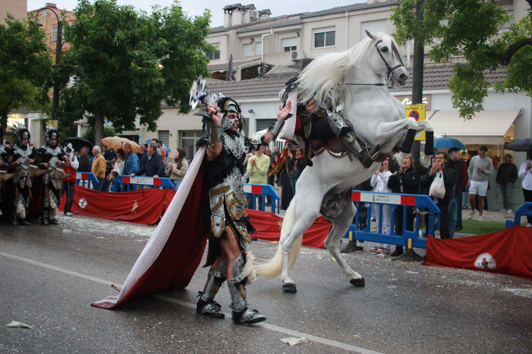 El cabo escuadra y el cabo batidor en la última de las escuadras especiales del boato del abanderado cristiano