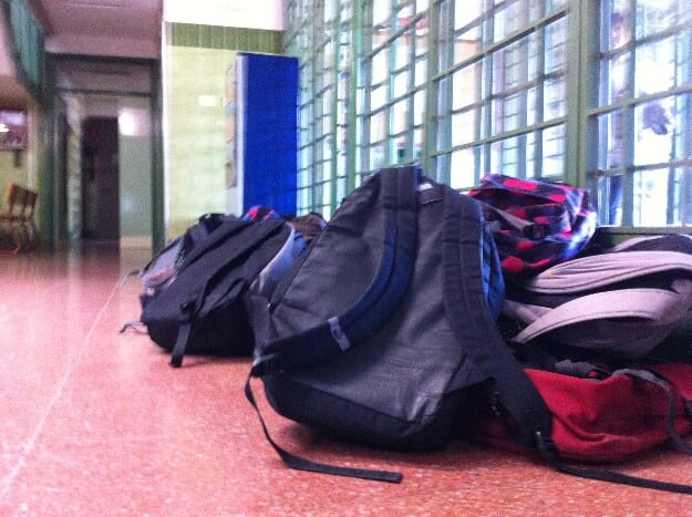 Mochilas en un instituto