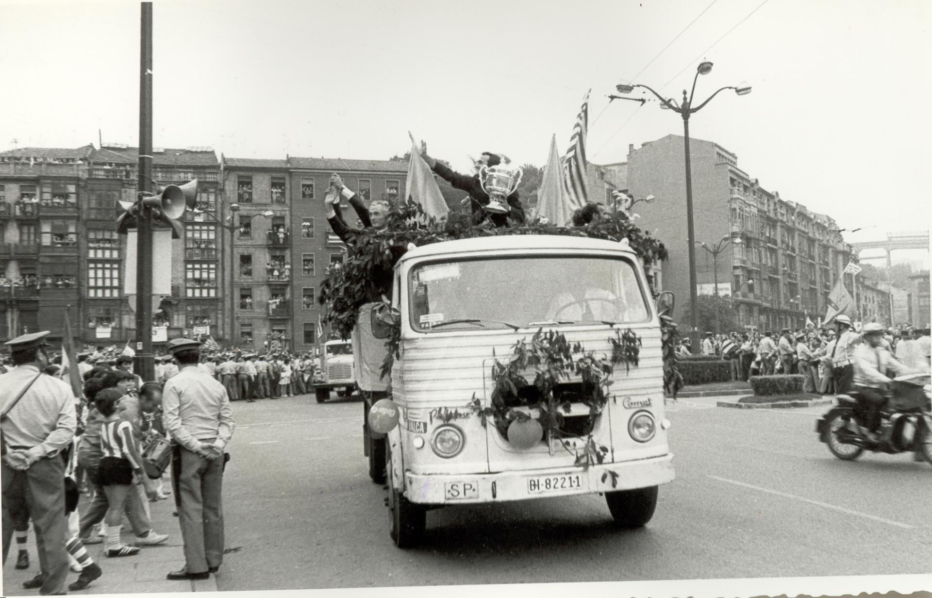 El camión descapotable con el que el Athletic celebró la Copa de 1973