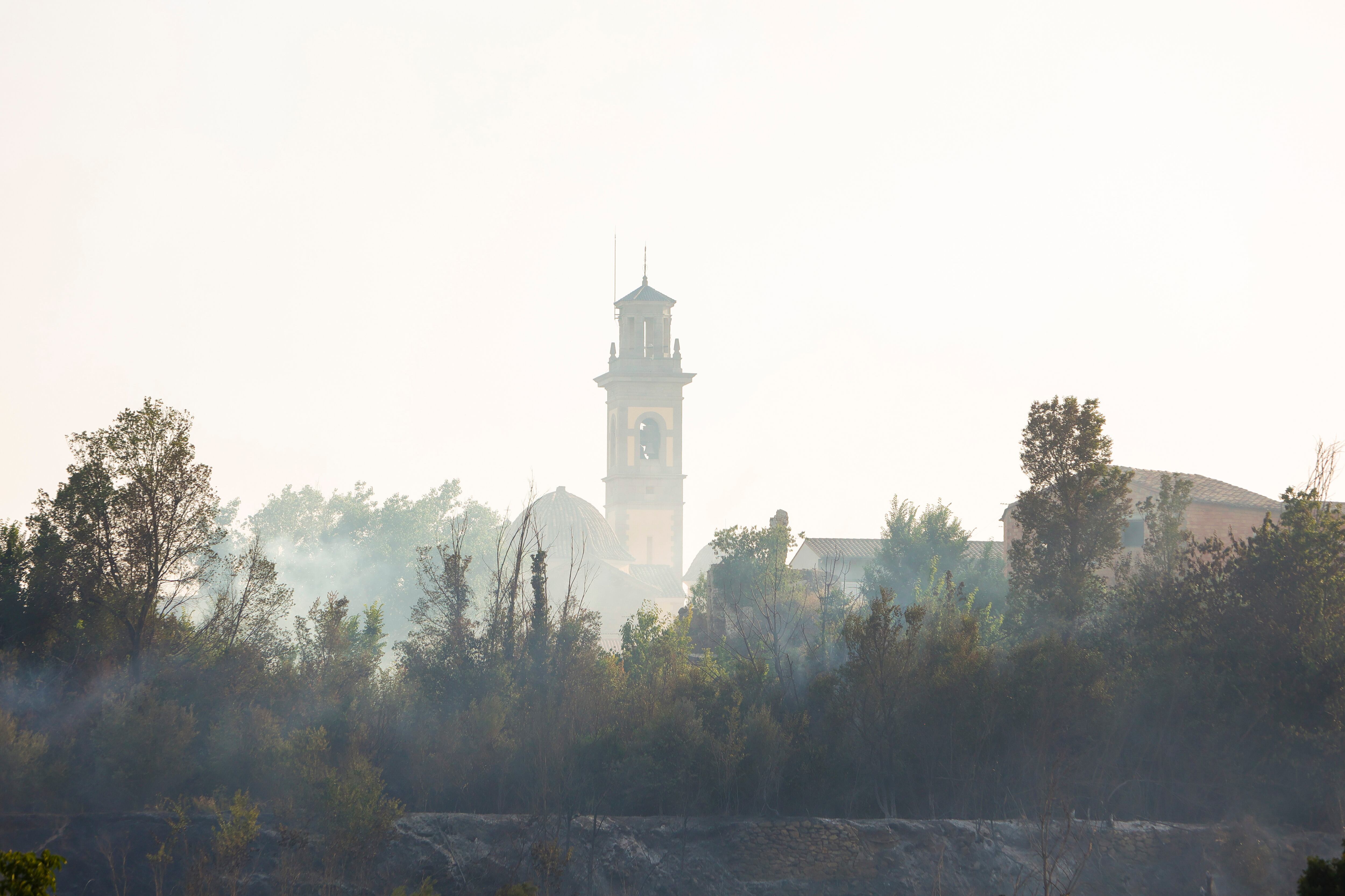 Las labores de extinción del  incendio forestal declarado este viernes en Caudiel (Castellón) se centran esta tarde en la defensa de la primera línea de viviendas de la localidad, según han informado fuentes del Consorcio provincial de bomberos.