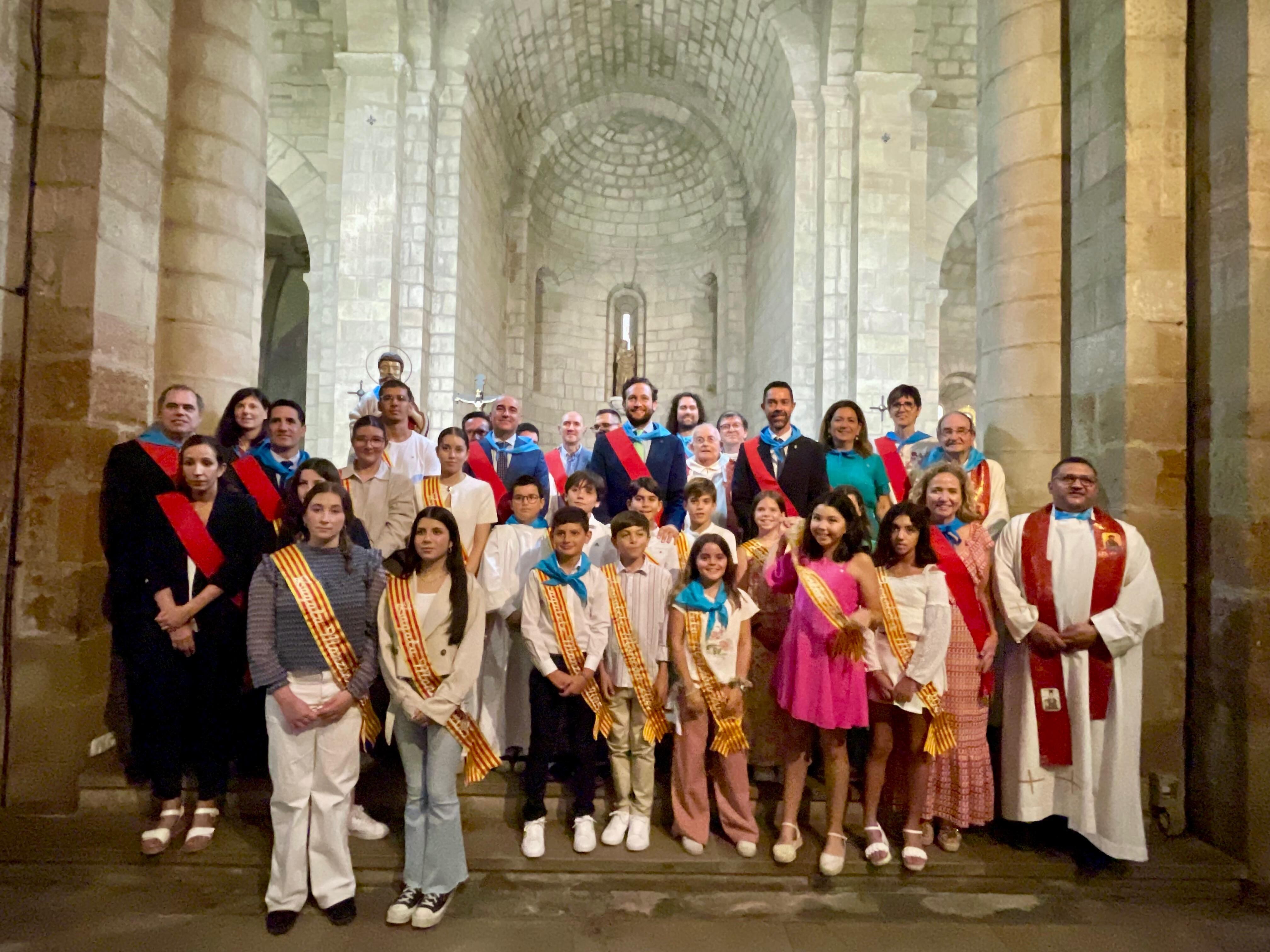 Foto de familia tras la misa en celebrada este domingo en honor a San Mateo. Foto: Ayto. de Monzón