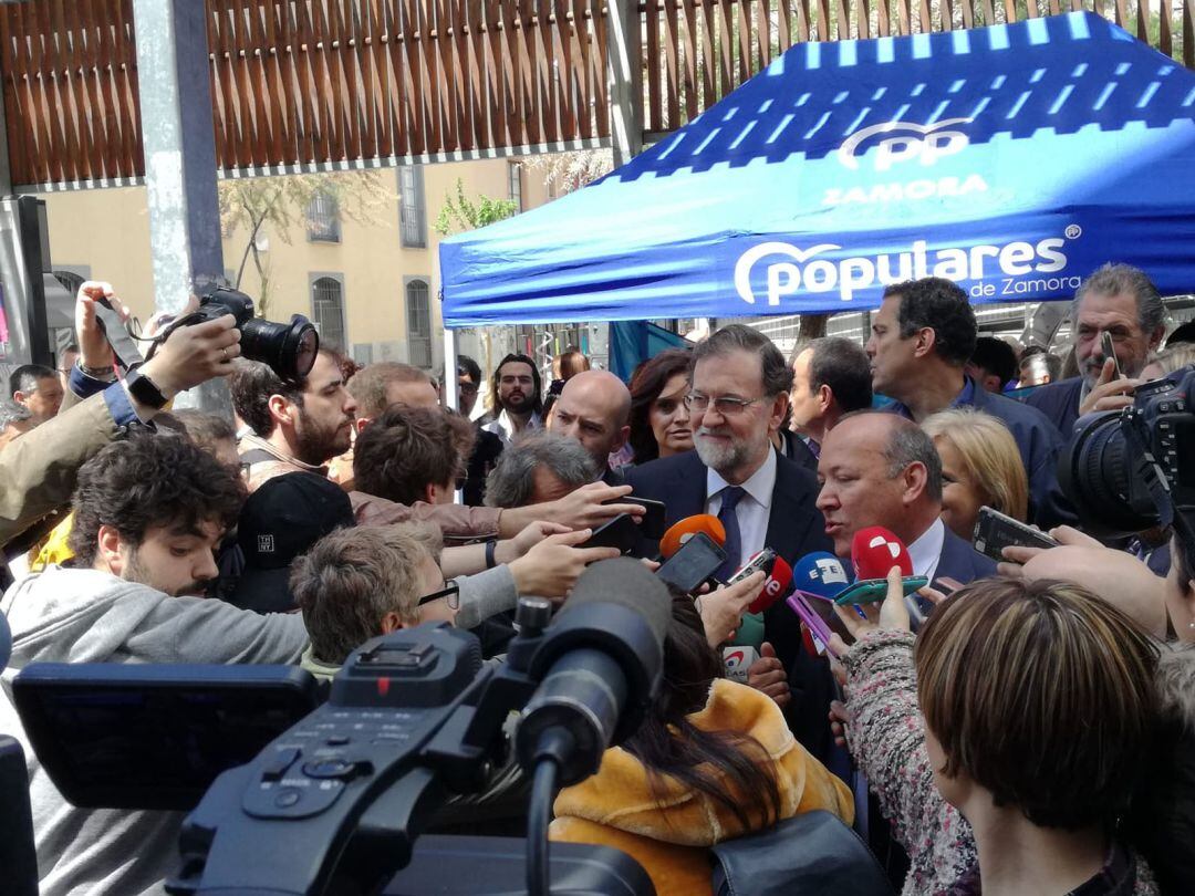 Mariano Rajoy junto a José María Barrios en la calle de Santa Clara de la capital