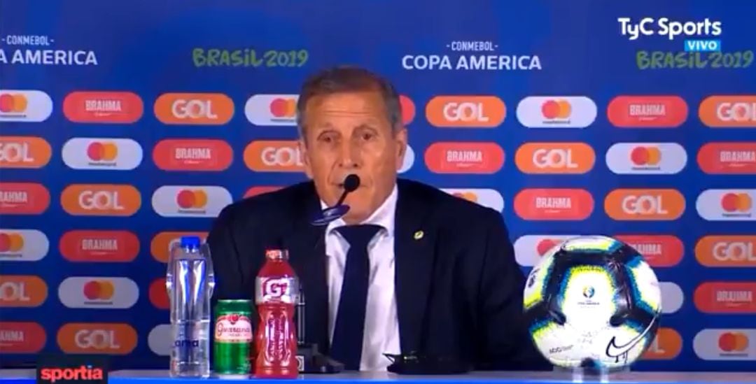 Tabárez en la conferencia de prensa tras la eliminación de Uruguay