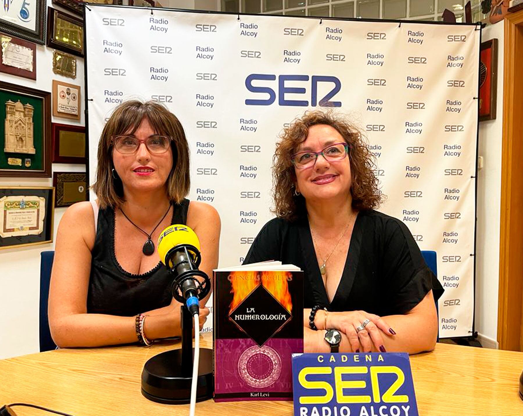 Begoña Beneyto y Begoña Doménech, en el estudio central de Radio Alcoy