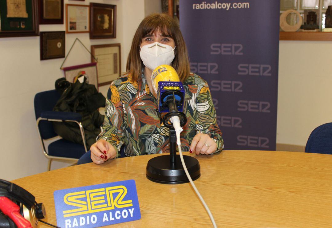 Palmira Torregrosa, directora del museo, en el estudio de Radio Alcoy