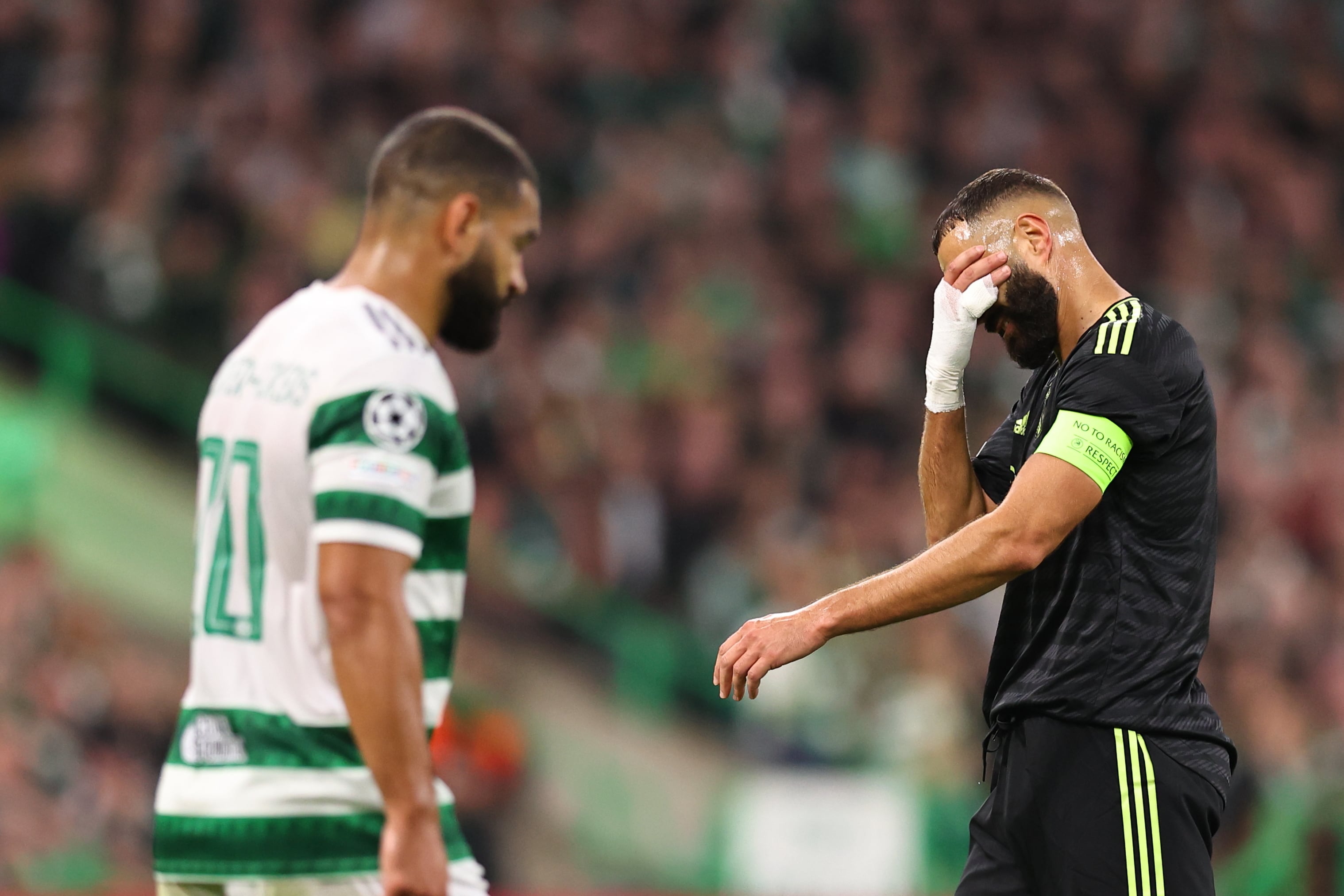 Karim Benzema abandona lesionado el terreno de juego de Celtic Park. (Photo by Robbie Jay Barratt - AMA/Getty Images)