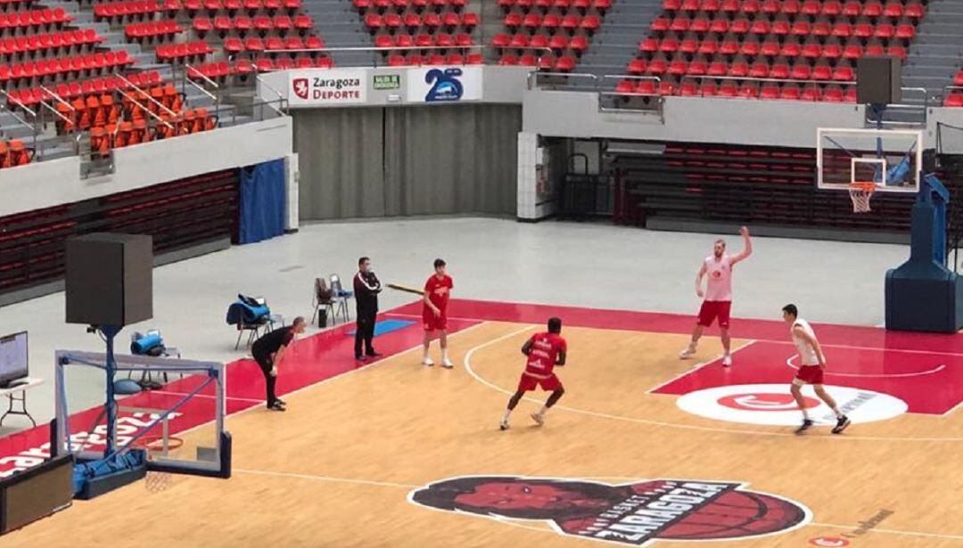 Los jugadores de Casademont en el primer entrenamiento por grupos en el pabellón Príncipe Felipe