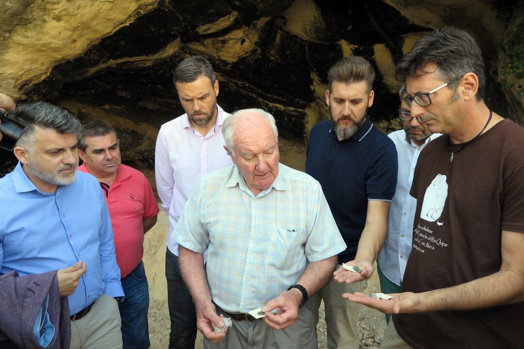 El director de las excavaciones, Michael Walker, junto al alcalde de Caravaca, José Francisco García, observando algunos de los restos hallados en la Cueva Negra