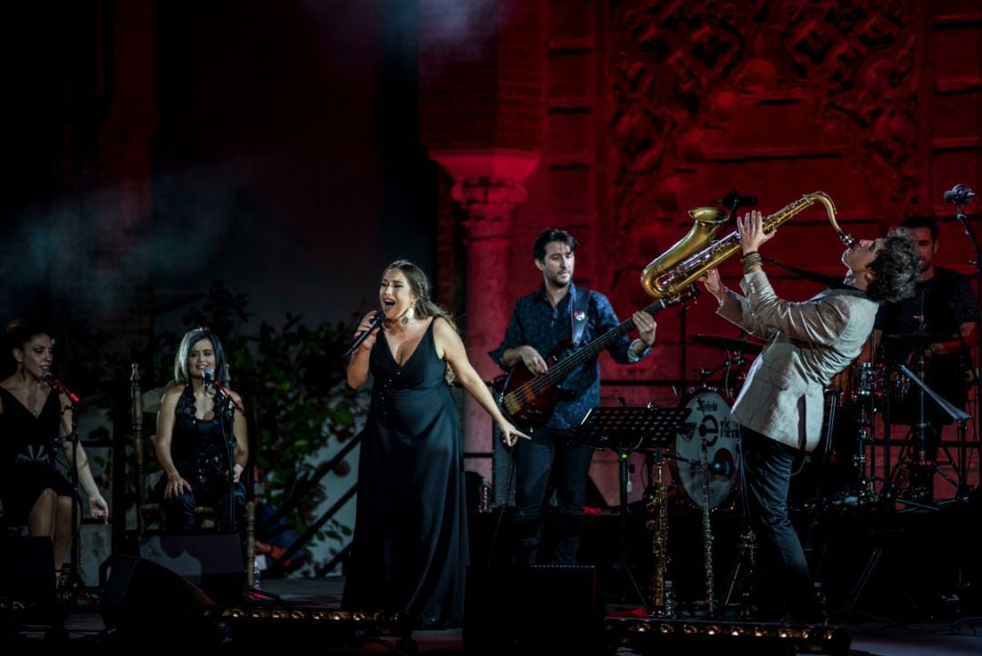 Momento de la actuación de María Terremoto con Diego Villegas tocando el saxofón