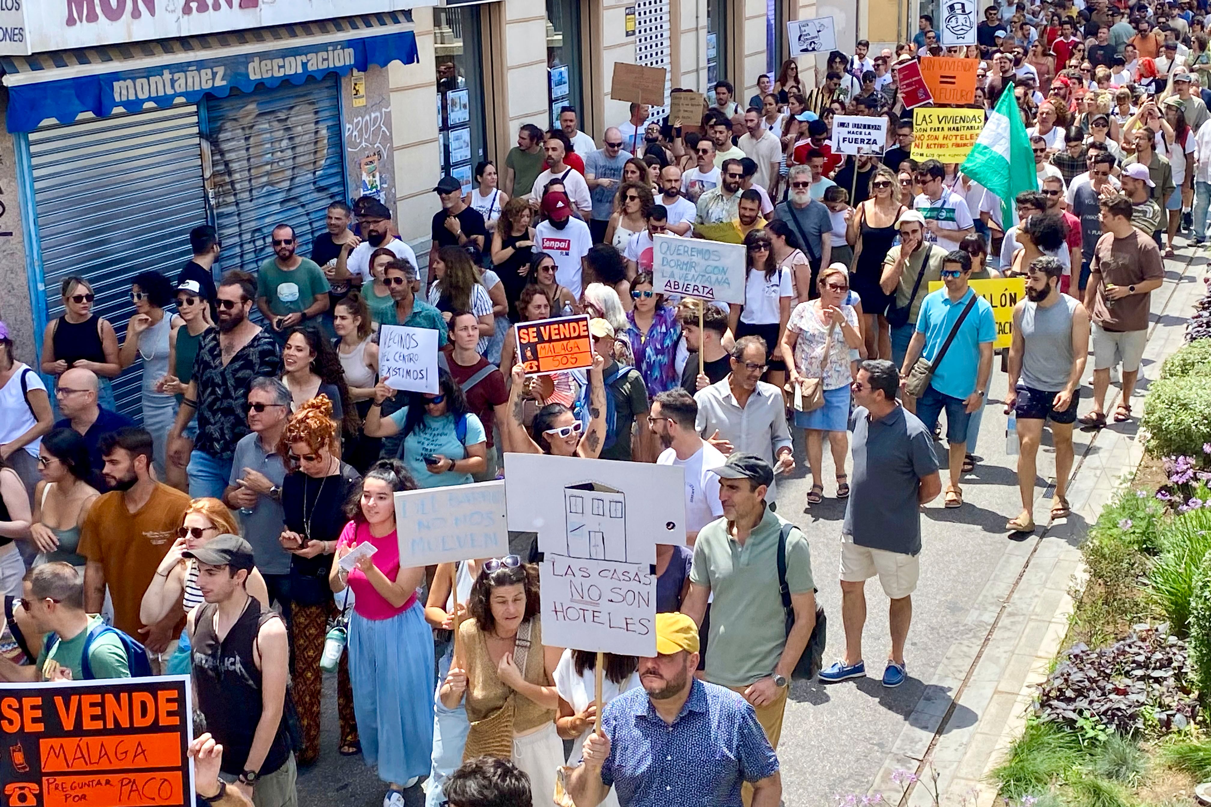 MÁLAGA, 29/06/2024.- Cientos de personas participan este sábado en la manifestación por el derecho a la vivienda &#039;Málaga para vivir, no para sobrevivir&#039;, convocada por el Sindicato de Inquilinas e Inquilinos y que cuenta con el apoyo de medio centenar de colectivos. EFE/María Alonso
