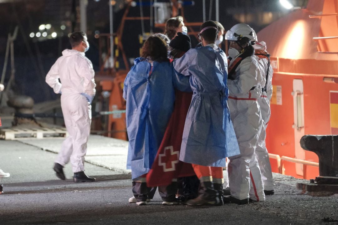 La Guardamar Talía de Salvamento Marítimo regresa a Gran Canaria tras recoger del agua a una mujer y confirmar la presencia de un cadáver que se hundía al apoyar a la Marina marroquí en un rescate de una neumática que ha tenido lugar a 152 kilómetros al s