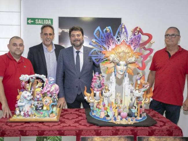 Los artistas Sergio Gómez y Pedro Espadero junto a las maquetas de sus hogueras