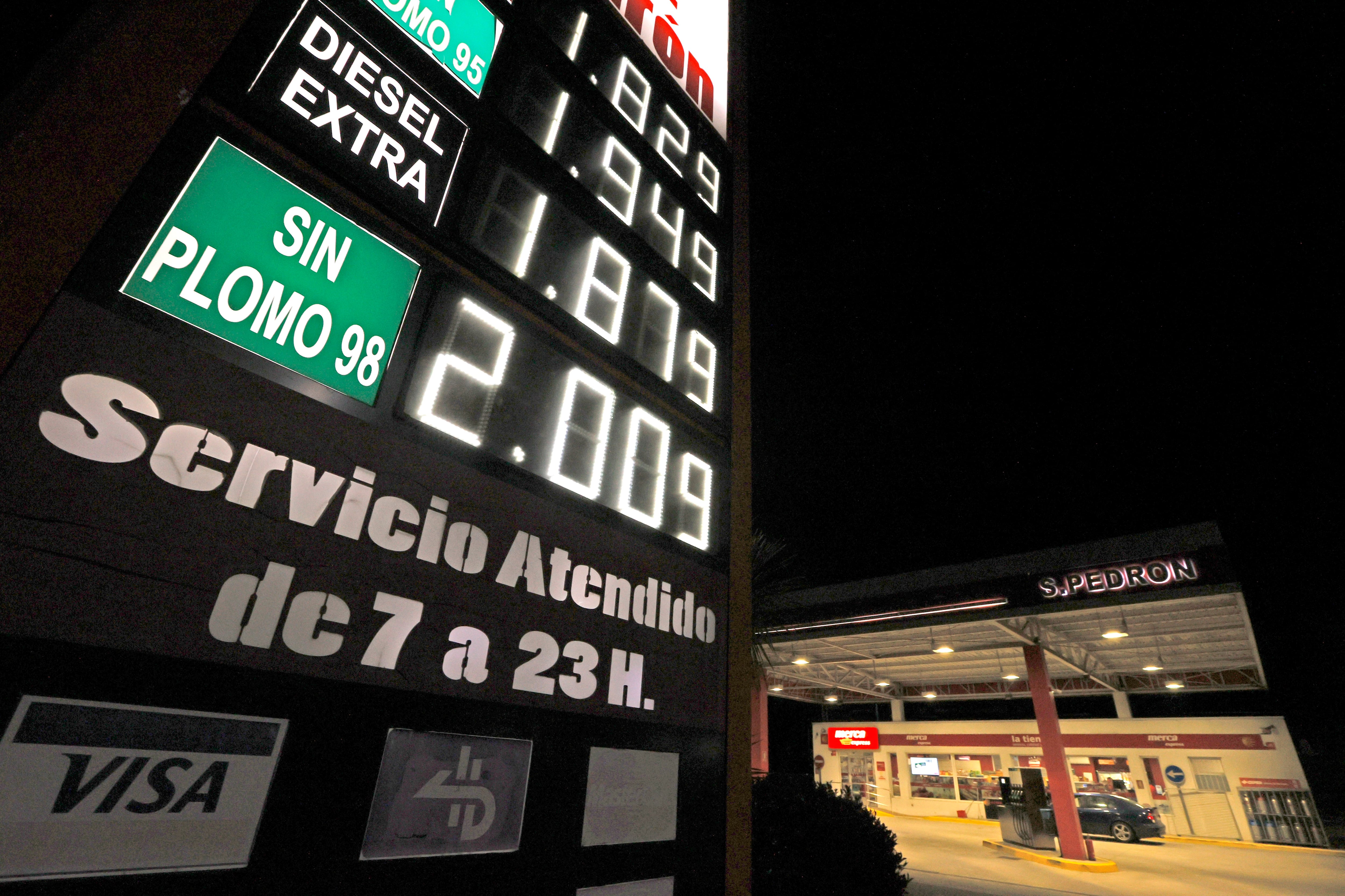 Un panel con el precio de la gasolina 98 superior a los 2 euros este martes en Padrón, A Coruña