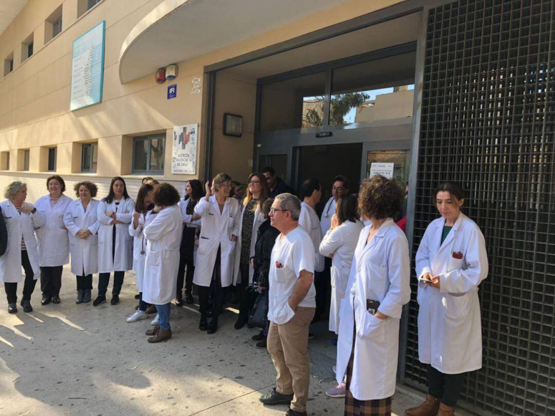 Médicos secundan unos paros en un centro de salud