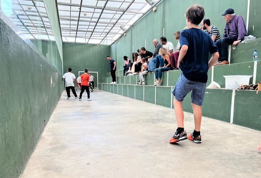 Alumno del centro Mestre Rafael Noguera de Daimús jugando a la pilota valenciana.