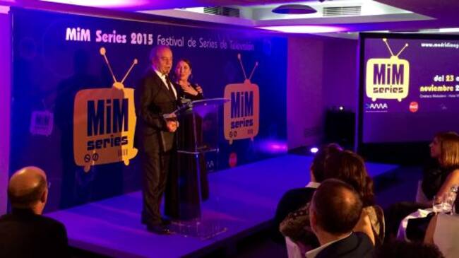 Tito Valverde y Verónica Forqué en el momento de recoger el premio durante la cena de gala