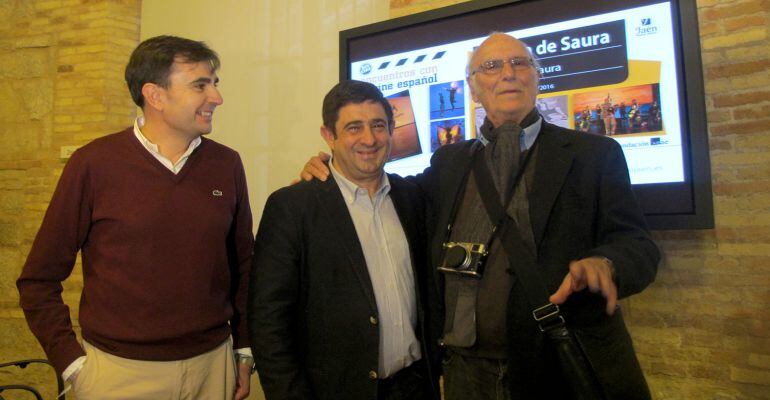 De izquierda a derecha, el diputado de Cultura, Juan Ángel Pérez, el presidente de la Diputación, Francisco Reyes, y el director de cine, Carlos Saura.