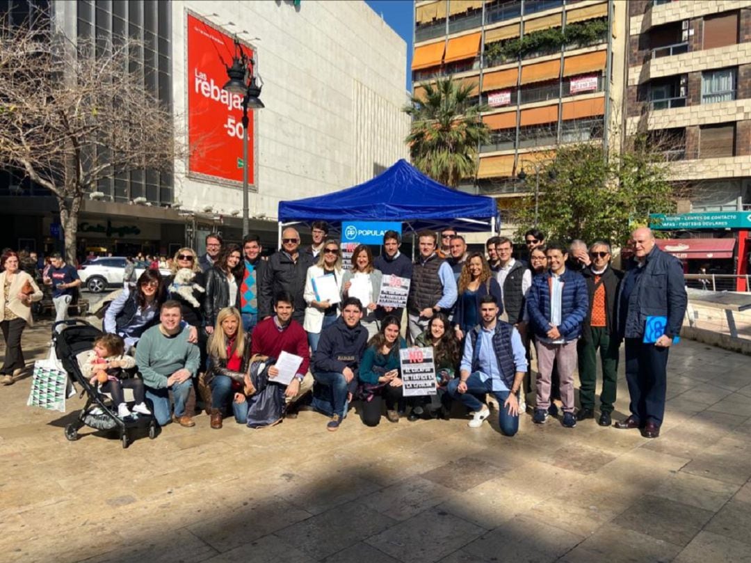 Concejales y militantes del PP de València durante la recogida de firmas contra los cambios en la movilidad urbana